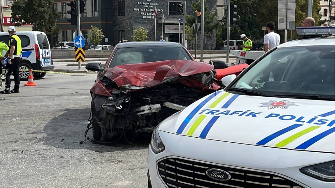 Konya merkezde feci kaza! Hurdaya döndü: 3'ü ağır 4 yaralı 2